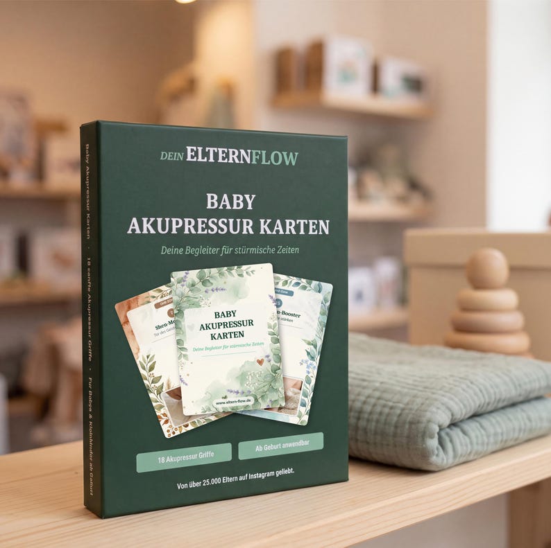 K&ouml;nnte beinhalten: Eine dunkelgr&uuml;ne rechteckige Schachtel mit der Aufschrift DEIN ELTERNFLOW BABY AKUPRESSUR KARTEN. Die Schachtel zeigt drei illustrierte Karten mit botanischen Motiven, deutschem Text und Hinweisen auf 18 Akupressurgriffe f&uuml;r S&auml;uglinge.