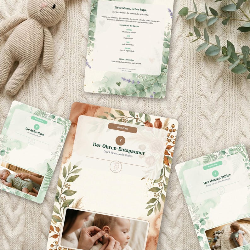 K&ouml;nnte beinhalten: Ein Set aus Anleitungskarten f&uuml;r die S&auml;uglingspflege mit botanischen Illustrationen in Gr&uuml;n- und Braunt&ouml;nen. Die Karten enthalten deutschen Text, darunter Titel wie Der Ohren-Entspanner, sowie Fotos von Techniken zur Babyberuhigung.