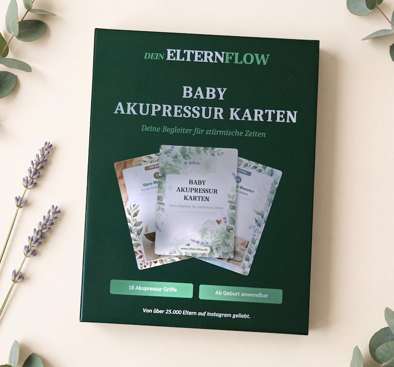 K&ouml;nnte beinhalten: Eine dunkelgr&uuml;ne rechteckige Schachtel mit dem Titel DEIN ELTERNFLOW BABY AKUPRESSUR KARTEN und dem Untertitel Deine Begleiter f&uuml;r st&uuml;rmische Zeiten. Die Schachtel zeigt drei Karten mit floralen Motiven, dem Text 18 Akupressur Griffe und Ab Geburt anwendbar.