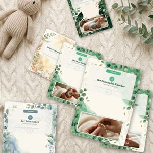 K&ouml;nnte beinhalten: Ein Set aus rechteckigen Informationskarten mit botanischen Illustrationen in Gr&uuml;n- und Goldt&ouml;nen. Jede Karte zeigt einen nummerierten Titel auf Deutsch, wie Der Pups-Punkt, Der Schnupfen-Knacker und Der Zahn-Anker, erg&auml;nzt durch Fotografien zur S&auml;uglingspflege.