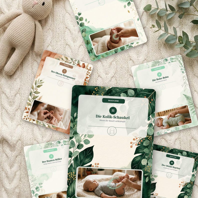 K&ouml;nnte beinhalten: Ein Set aus Anleitungskarten f&uuml;r die S&auml;uglingspflege mit botanischen Illustrationen in Gr&uuml;n- und Braunt&ouml;nen. Jede Karte zeigt einen nummerierten Titel, wie Die Kolik-Schaukel, und ein Foto, das eine bestimmte Massagetechnik demonstriert.