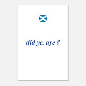 Könnte beinhalten: Weiße rechteckige Karte mit einem blauen schottischen Flaggenemblem oben. Darunter steht in blauer, stilisierter Schrift der Satz "did ye, aye?" (Hast du, ja?).
