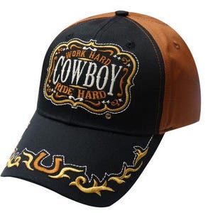 以下が含まれることがあります： 白文字で「COWBOY」、金文字で「WORK HARD RIDE HARD」と書かれた黒と茶色の野球帽。 金色の刺繍が施されたカーブしたつばと茶色のバックパネルが付いています。