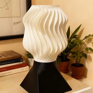 Può includere: Un cartello in legno fatto a mano con la scritta "Welcome to our home" in stile scritto a mano. Il cartello è dipinto di bianco con una cornice tinta scura. Un piccolo cuore decorativo si trova in basso a destra.