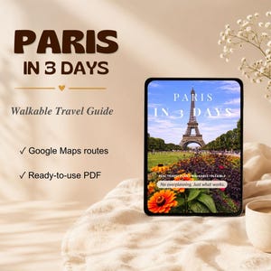 Op de afbeelding: Een tablet toont een reisgids "Parijs in 3 dagen" met de Eiffeltoren. De gids biedt Google Maps-routes en een kant-en-klare PDF. Een koffiekopje en een vaas met bloemen zijn ook aanwezig.