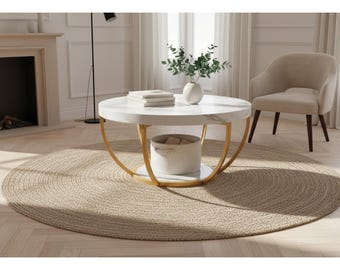 Mesa de centro redonda moderna de imitación de mármol blanco con patas doradas, ideal para sala de estar de dos niveles.