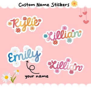 Op de afbeelding: Gepersonaliseerde naamstickers met de namen Rylie, Lillian en Emily in kleurrijke, verlopende cursieve lettertypes. Elke naam is omringd door kleine, veelkleurige madeliefjesillustraties. De tekst Custom Name Stickers is zichtbaar.