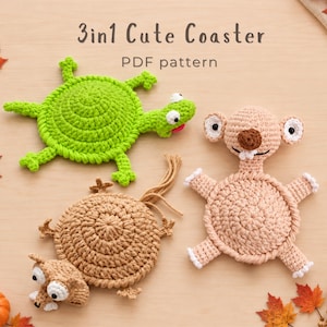 Può includere: Tre sottobicchieri all'uncinetto con il testo 3in1 Cute Coaster PDF pattern. Uno è una tartaruga verde brillante, uno è una creatura beige simile a uno scoiattolo e uno è un animale beige con una lunga coda. Ognuno ha occhi rotondi e filato.