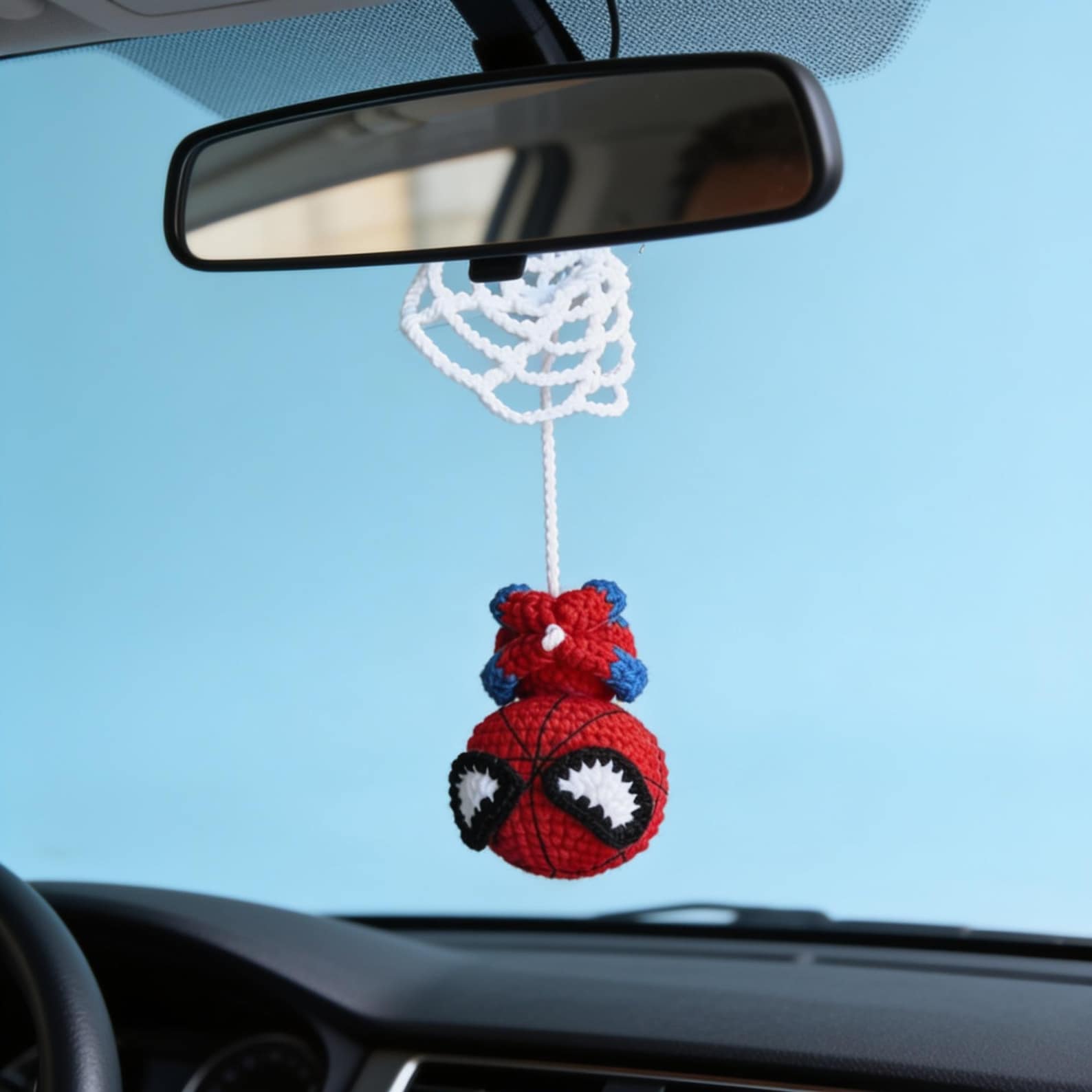 Gehäkelter Spider-Man Anhänger am Autospiegel