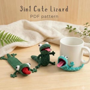 Może przedstawiać: Wzór PDF 3in1 Cute Lizard przedstawiający trzy szydełkowane figurki jaszczurek: płaską zakładkę do książki, stojącą jaszczurkę oraz uchwyt na kubek. Każda jaszczurka jest zielona, ma białe oczy, czarne źrenice i wystający różowy lub czerwony język.