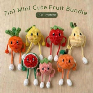 Puede incluir: Colección de siete juguetes de frutas de ganchillo, incluyendo una zanahoria, un limón, una fresa, una pera, una sandía, un tomate y una naranja. Cada fruta tiene una cara sonriente, brazos y piernas. El texto "7in1 Mini Cute Fruit Bundle" y "PDF Pattern" son visibles.