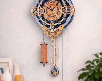Könnte beinhalten: Eine dekorative Wanduhr aus Holz mit blauem und goldenem Design. Die Uhr hat römische Ziffern, komplizierte Ausschnitte und ein Pendel mit tropfenförmigem Gewicht. Die Uhr hat einen Durchmesser von etwa 30 cm.