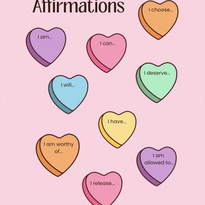 Op de afbeelding: Een roze poster met het woord "Affirmations" bovenaan. Het bevat hartvormige snoepjes in verschillende kleuren, elk met een positieve affirmatie zoals "Ik ben...", "Ik kan..." en "Ik kies..." erop gedrukt.
