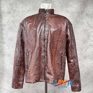 Op de afbeelding: Een witte keramische mok met een zwarte handgreep en de tekst "But First, Coffee" in een zwarte, vette letter. De mok staat op een wit oppervlak. De mok is ongeveer 10 cm hoog.