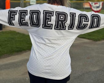 Sudadera Spirit Jersey con pedrería personalizada / Apellido personalizado en la espalda / Diseño brillante en la parte inferior / Icono del día del partido en el pecho / Nombre personalizado en la manga