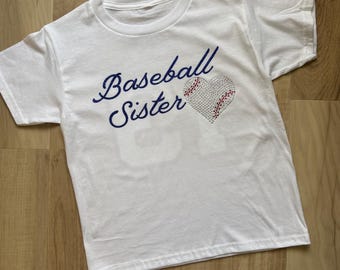 Maglietta da baseball con strass per sorelle / Personalizzabile con nome e numero sul retro / Maglietta con cuore da baseball scintillante / Maglietta per la sorella per il giorno della partita / Taglie per ragazzi e adulti