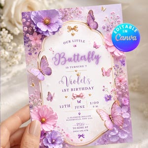 Puede incluir: Una invitación de cumpleaños lila y rosa con diseños de mariposas y flores. La invitación incluye el texto "Our Little Butterfly is Turning!!" y "Violet's 1st Birthday". Está decorada con mariposas, flores y lazos.