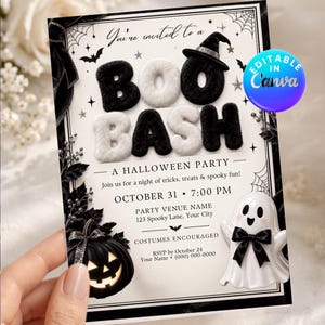 Könnte beinhalten: Eine rechteckige Halloween-Partyeinladung mit dem Text BOO BASH in flauschigen schwarzen und weißen Buchstaben, einem Hexenhut, einem leuchtenden Kürbis, einem Geist mit schwarzer Schleife, Spinnweben und Fledermäusen auf weißem Grund.