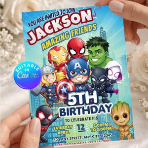 Puede incluir: Una tarjeta de invitación azul para un cumpleaños con superhéroes de dibujos animados, como Iron Man, Spider-Man y Capitán América. La tarjeta dice "Jackson Amazing Friends" y detalla una fiesta de 5 años, incluyendo fecha y hora. También hay una insignia "Editable in Canva".