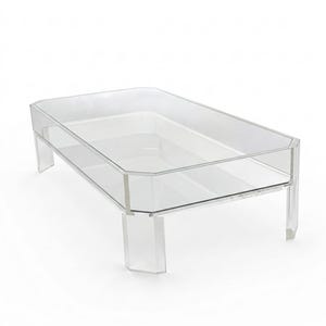 Könnte beinhalten: Ein klarer Couchtisch aus Acryl mit rechteckiger Oberseite und vier stabilen Beinen. Der Tisch hat ein modernes, minimalistisches Design, ideal für Wohnzimmer oder Ausstellungsbereiche. Das transparente Material sorgt für eine saubere, offene Ästhetik.