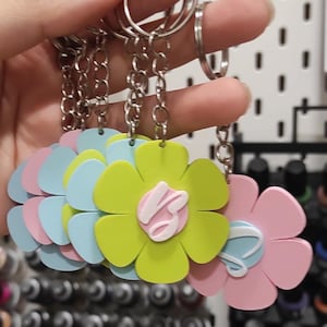 Llavero de flores de colores con letras iniciales