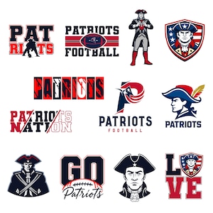 Puede incluir: Una colección de logotipos y emblemas del equipo de fútbol americano Patriots. Los diseños incluyen el nombre del equipo en varias fuentes, un balón de fútbol y la imagen de un hombre de la época colonial con un sombrero de tres picos. Los colores principales son rojo, blanco y azul marino.