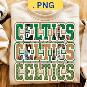 Puede incluir: Sudadera beige con un diseño gráfico verde y marrón. El diseño presenta la palabra "CELTICS" repetida tres veces, imágenes de jugadores de baloncesto y las palabras "go celtics go".