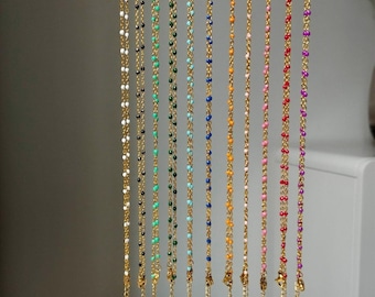 Guldfärgat chokerhalsband i rostfritt stål med färgglada hartspärlor - damhalsband