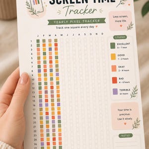 Puede incluir: Una hoja de seguimiento anual de tiempo de pantalla con una cuadrícula para registros diarios. El diseño incluye una leyenda con categorías codificadas por colores para el uso de pantallas, ilustraciones de hojas y el texto: SCREEN TIME Tracker, YEARLY PIXEL TRACKER, Less screen, more life, Your time is precious. Use it wisely, y TRACK TODAY. REFLECT TOMORROW. CREATE FREEDOM.