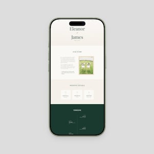 Op de afbeelding: Een handgemaakt houten bord met de tekst "Welcome to our home" in een handgeschreven stijl. Het bord is wit geschilderd met een verweerde afwerking en heeft een klein, decoratief hart. Afmetingen: ongeveer 30 cm breed en 15 cm hoog.