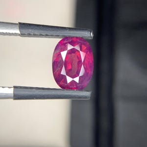 Gema de rubí de Cachemira natural certificada por GIA: gema suelta facetada de corindón ovalada de 2,07 ct.