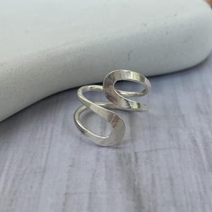 Anillo ondulado hecho a mano de plata de ley 925: banda abierta ajustable.