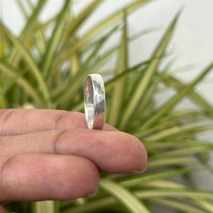 Ręcznie wykonany młotkowany pierścień ze srebra próby 925: unisexowa, rustykalna opaska