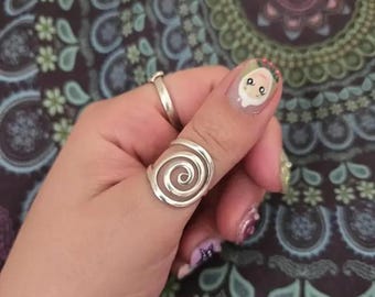 Anillo de espiral de plata de ley: joyería minimalista hecha a mano para mujer.