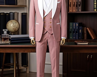 Traje de tres piezas color rosa empolvado con solapa de chal en contraste, chaleco cruzado y corte ajustado.
