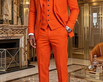 Traje de tres piezas naranja vibrante, corte ajustado, blazer de algodón, chaleco y pantalón.