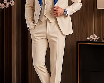 Terno masculino bege de 3 peças com lapela xale azul royal, corte slim para casamento.