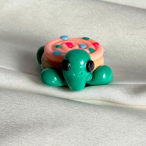 Magnes z gliny polimerowej | Zielony żółw z skorupką z ciasteczka cukrowego | Dekoracja lodówki | Fantazyjny kawaii