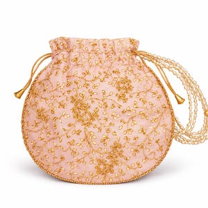 Könnte beinhalten: Ein hellrosa Beutel mit Kordelzug, goldener Blumenstickerei und einem Perlenhenkel. Der Beutel hat eine runde Form und einen goldenen Rand. Der Kordelzug ist goldfarben und der Henkel besteht aus kleinen, weißen Perlen.