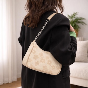 May include: A handmade wooden chopping board with a natural wood grain. It has a juice groove and a handle. Dimensions are approx. 45 cm long, 30 cm wide, and 2.5 cm thick.