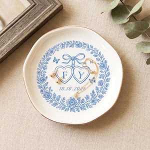 Anpassad bröllopsdagsring i keramik, blå blommig krans och rosettdesign, heminredningstallrik för brud, förlovningsfest, alla hjärtans dag