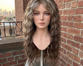 Peluca sintética larga ondulada y rizada hecha a mano, color marrón ceniza con reflejos plateados o platino degradado, cabello resistente al calor, aspecto realista, ideal para uso diario.