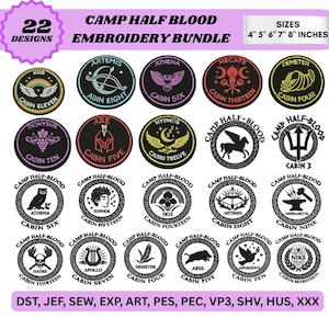 Puede incluir: Un paquete de bordado Camp Half-Blood con 22 diseños. Los diseños son parches circulares con símbolos y texto, incluyendo "Iris", "Athena" y "Dioniso". Tamaños de 10.16cm a 20.32cm. El paquete incluye varios formatos de archivo.