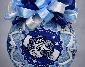 UNC Tar Heels Steppstoff-Weihnachtsschmuck • Handgefertigtes blau-weißes Erinnerungsstück • Rameses-Maskottchen-Weihnachtsdekoration