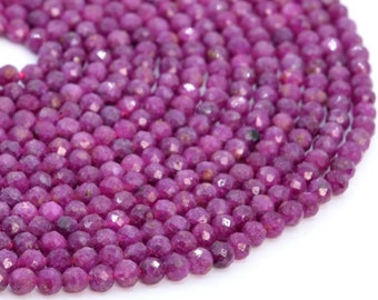 Puede incluir: Una hebra de cuentas de piedras preciosas facetadas de color rosa. Las cuentas son redondas y tienen un acabado liso y pulido.