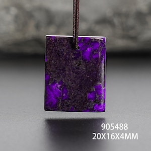 Op de afbeelding: Een rechthoekige hanger met een levendig paars en zwart gemarmerd patroon, hangend aan een bruin koord. De afmetingen zijn 20mm x 16mm x 4mm. De tekst "905488" is zichtbaar. Een opvallend sieraad.