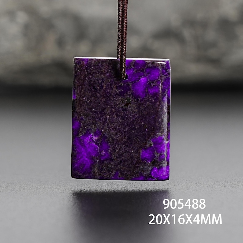 Op de afbeelding: Een rechthoekige hanger met een levendig paars en zwart gemarmerd patroon, hangend aan een bruin koord. De afmetingen zijn 20mm x 16mm x 4mm. De tekst "905488" is zichtbaar. Een opvallend sieraad.
