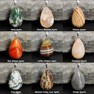 Puede incluir: Nueve colgantes de piedras preciosas en forma de l&aacute;grima con enganches plateados. Las piedras incluyen &aacute;gata musgo, &aacute;gata flor de cerezo, jaspe pict&oacute;rico, &aacute;gata rayada roja, &aacute;gata rayada caf&eacute;, cuarzo fantasma, &aacute;gata &aacute;rbol, &aacute;gata crazy lace mexicana y cuarzo nublado.
