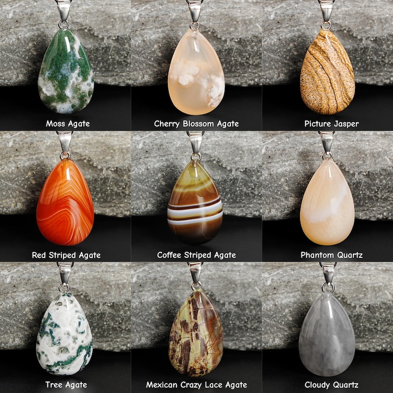 Puede incluir: Nueve colgantes de piedras preciosas en forma de l&aacute;grima con enganches plateados. Las piedras incluyen &aacute;gata musgo, &aacute;gata flor de cerezo, jaspe pict&oacute;rico, &aacute;gata rayada roja, &aacute;gata rayada caf&eacute;, cuarzo fantasma, &aacute;gata &aacute;rbol, &aacute;gata crazy lace mexicana y cuarzo nublado.
