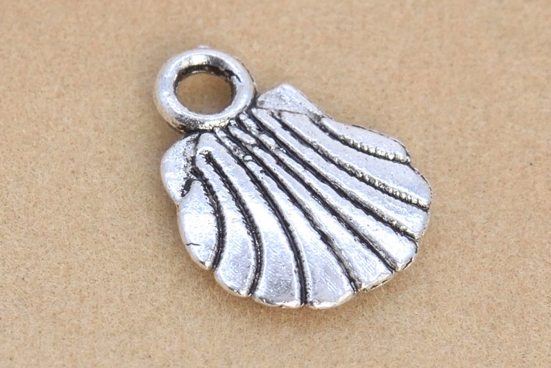 15pcs Lots Tibetan Silver Metal Pendant Charm Jewelry Findings Flower 30x26x3mm 15pcs Lots Tibetan Silver Metal Pendant Charm Jewelry Findings Flower 30x26x3mm